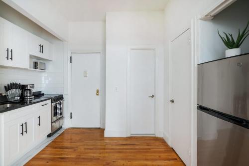 444-1A Beautiful 1BR Midtown West, New York (photo 7)