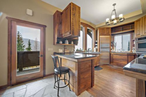 dapur, European Schweitzer Mountain Chalet with Hot tub in Sandpoint (ID)