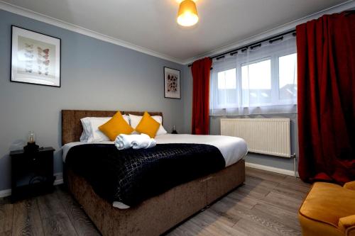 Cozy 2-Bed Detached Bungalow with Parking Woking in Woking