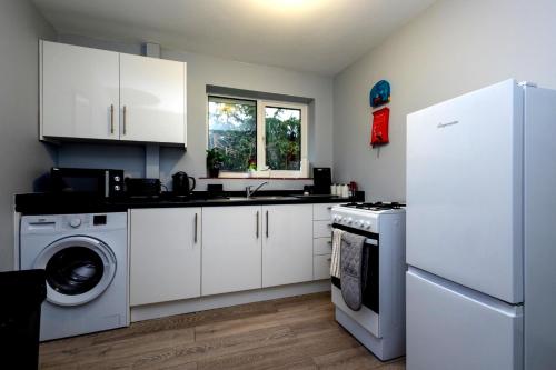 kuhinja, Cozy 2-Bed Detached Bungalow with Parking Woking in Woking