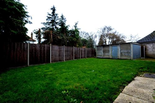 razgled, Cozy 2-Bed Detached Bungalow with Parking Woking in Woking