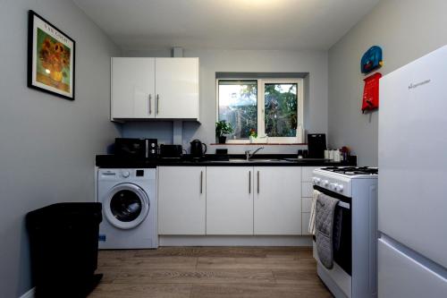 kuhinja, Cozy 2-Bed Detached Bungalow with Parking Woking in Woking