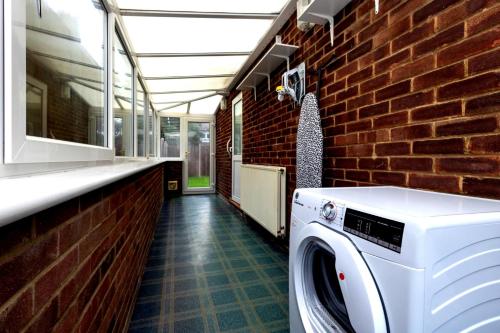 Cozy 2-Bed Detached Bungalow with Parking Woking in Woking