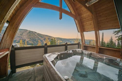 Suasana persekitaran, European Schweitzer Mountain Chalet with Hot tub in Sandpoint (ID)
