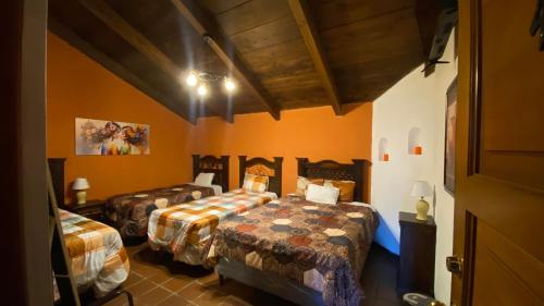 1 queen bed, 3 twin beds