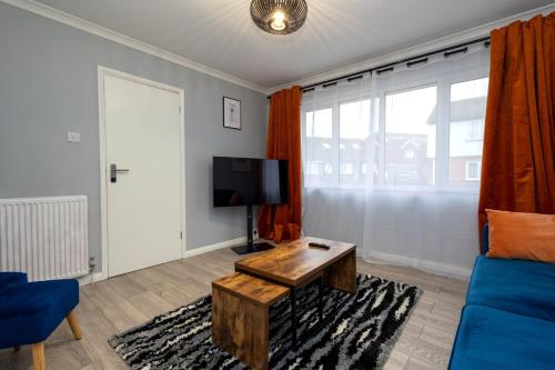 Cozy 2-Bed Detached Bungalow with Parking Woking in Woking