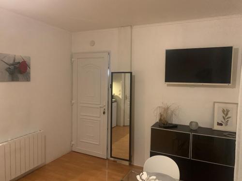 Charming Studio with Balneo Shower, Parking Included, Brétigny-sur-Orge (foto 7)