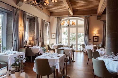 Restaurant, Chateau des Comtes de Challes in Challes-les-Eaux