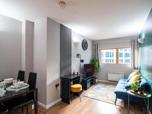 2-Bed Apartment near Leeds Station Sleeps 5, Leeds