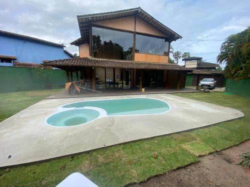 Casa com piscina na Barra do Sahy – khách sạn tại Praia da Baleia