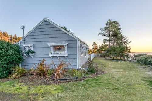 Rememberance Studio cottage by RedAwning – Depoe Bay