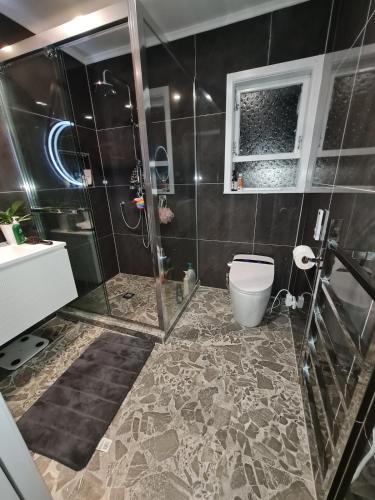 حمام, Experience Comfort in Our 3-Bedroom Family Home in Titirangi