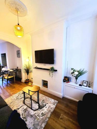 Business Friendly 2BR House Sleeps 5, Wi-Fi, Workspace & Free Parking, Manchester