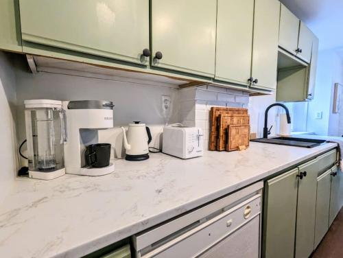 Hygge Hideaway- 4 Min Downtown