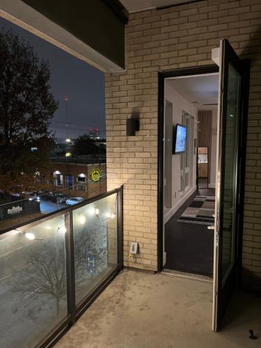 2BD Midtown ATL W-Balcony & Black Truck Option in English Avenue