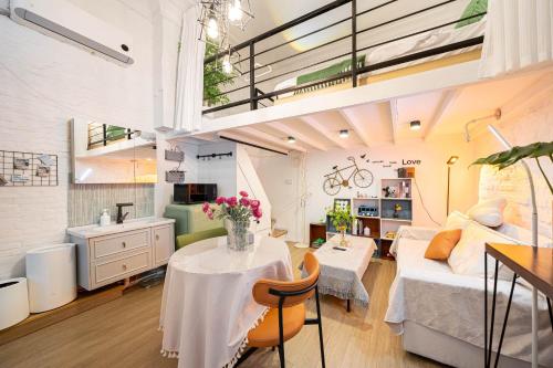 1 queen bed, 1 sofa bed