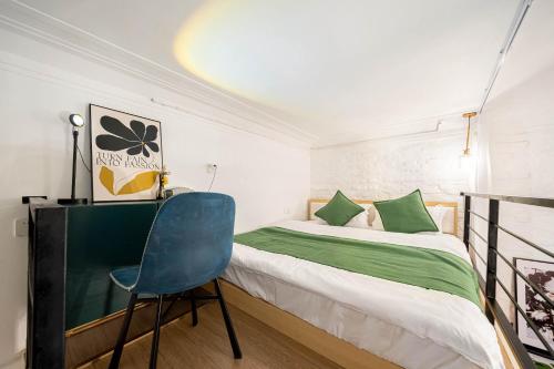 1 queen bed, 1 double bed