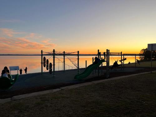 Parque infantil, Unique lakefront glamping in Canton Beach