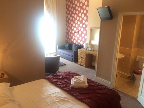 Double Room with Balcony and Sea View image 6