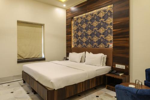 Deluxe Double Room with Balcony image 5