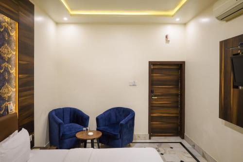 Deluxe Double Room with Balcony image 4