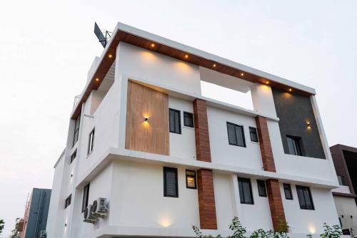 The Paradise International Hotel in نهرو ناغار الغربية