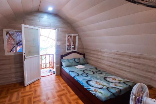 1 twin bed, 2 futon beds