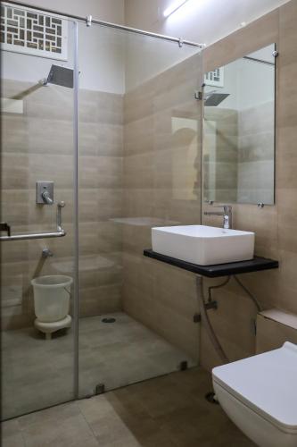 Deluxe Double Room with Balcony image 2