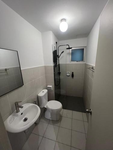 Cosy Apartment Near Airport - WiFi inc - image 9