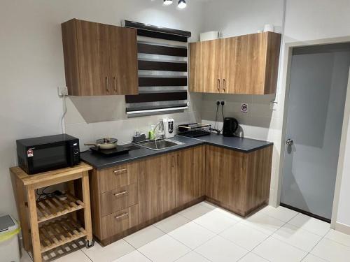 Cosy Apartment Near Airport - WiFi inc - image 8
