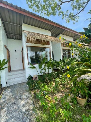 Garden, Issara Beach Resort Beachfront Zone in Sichon