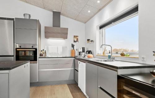 Kitchen, 4 Bedroom Stunning Home In Haderslev in Kelstrup