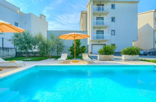 Cozy New Apartments with Private Pool Podstrana 1