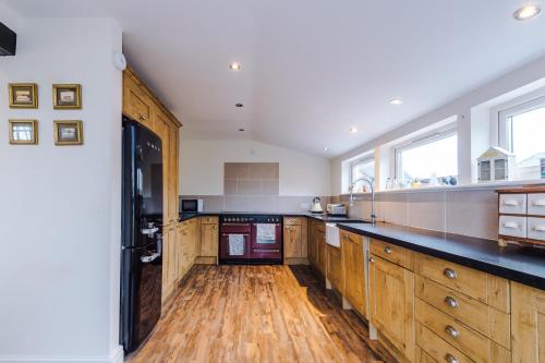 ห้องครัว, Belvedere House - Serene Countryside Escape - 4 Bedrooms Sleeps 8 in ซานบาช