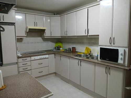 Kitchen, Habitacion Privada 3 personas en Toledo in Azucaica