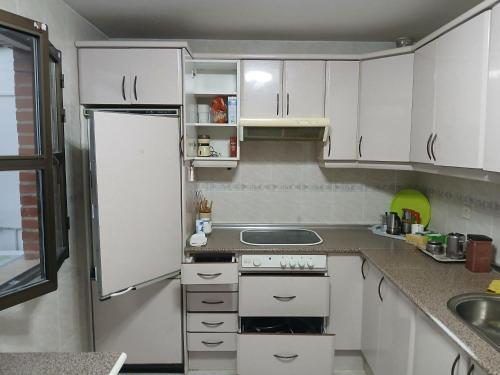 Kitchen, Habitacion Privada 3 personas en Toledo in Azucaica