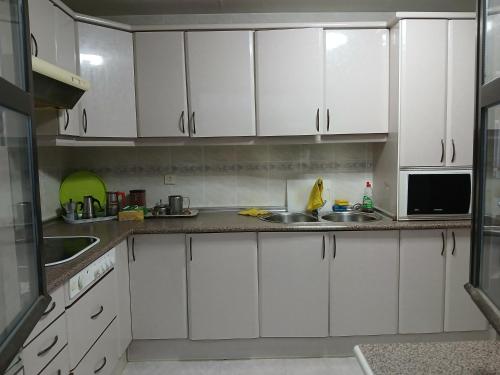 Kitchen, Habitacion Privada 3 personas en Toledo in Azucaica