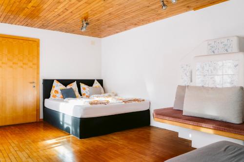 Hugo - der Bodenständige - Huusa im Bregenzerwald (Hugo - der Bodenstandige - Huusa im Bregenzerwald) in เอา อิม เบรเกนเซอร์วาลด์