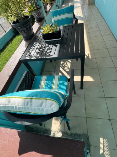 J & B Studio Apartment in Piggotts
