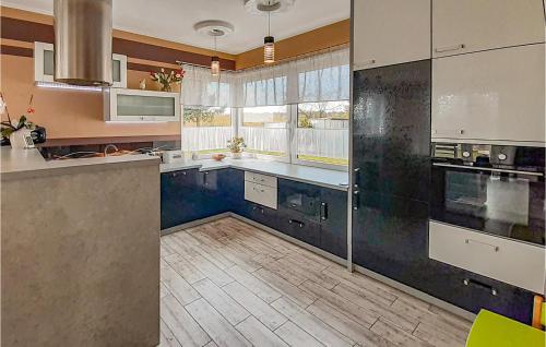 廚房, Awesome Home In Mragowo With Lake View in 姆龍戈沃