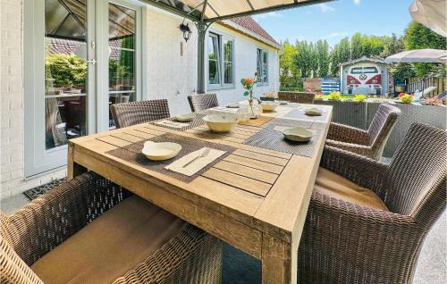 Unterkunft von außen, Nice Home In Bredene With Heated Swimming Pool in Bredene