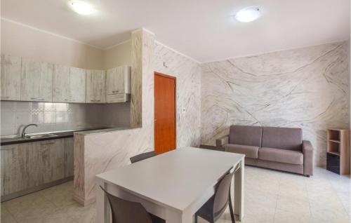  Nice Apartment In Marina Di Strongoli in Marina di Strongoli