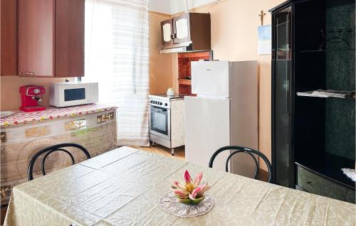  2 Bedroom Cozy Apartment In Monteodorisio in Monteodorisio