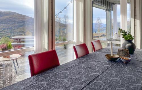 Konyha, 3 Bedroom Awesome Home In Nordfjordeid in Nordfjordeid