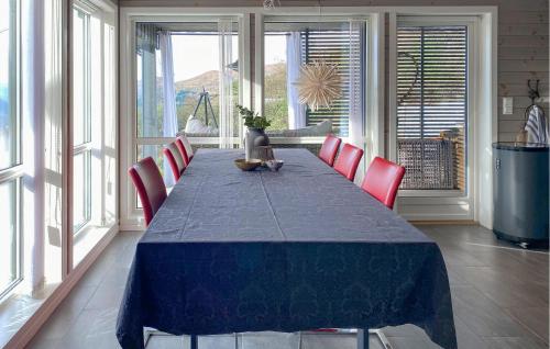 Konyha, 3 Bedroom Awesome Home In Nordfjordeid in Nordfjordeid