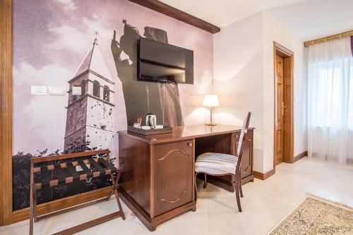 Deluxe Double or Twin Room image 10
