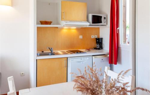 virtuve, Amazing Apartment In Cassen With Swimming Pool in Cassen
