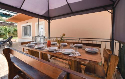 virtuve, Four-Bedroom Apartment In Srinjine in Srinjine