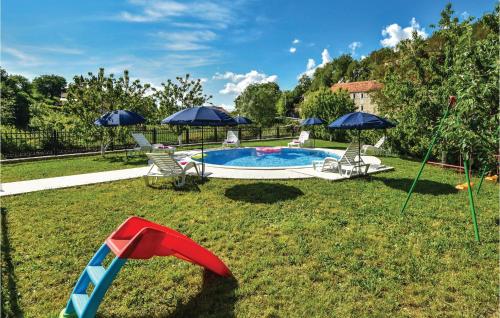 Peldbaseins, Five-Bedroom Holiday Home In Grab in Grab