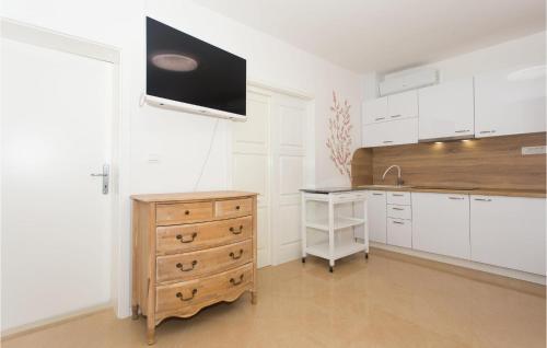 virtuve, Awesome Apartment In Podgrade With Wifi in Slime